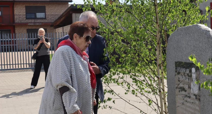 Uroczyste odsłonięcie kamienia pamiątkowego pamięci Stanisława Zatońskiego w Pławnie