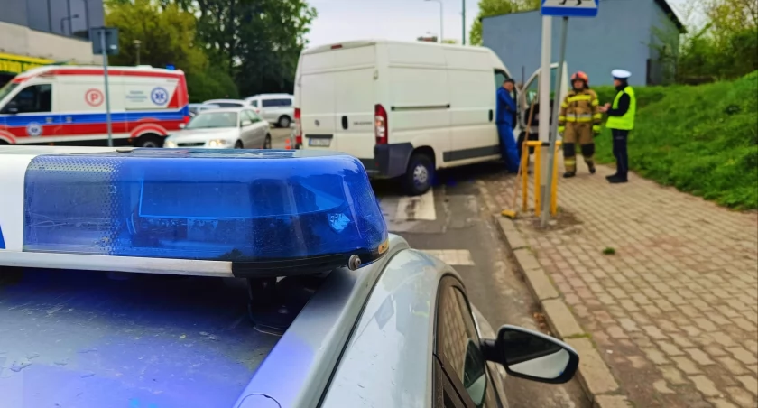 Wypadek na ulicy Armii Krajowej. 44-letni kierowca fiata wymusił pierwszeństwo przejazdu na kierującej BMW 22-latce