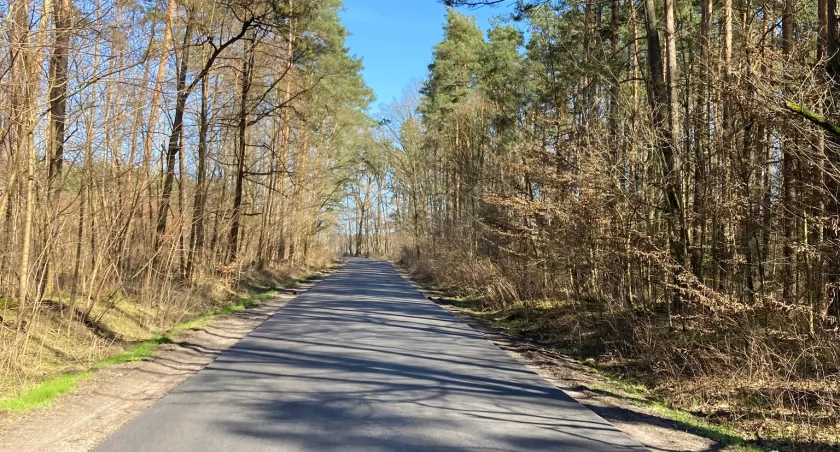 Starostwo informuje: Modernizacja kolejnych dróg powiatowych - kładziemy asfalt, utwardzamy pobocza