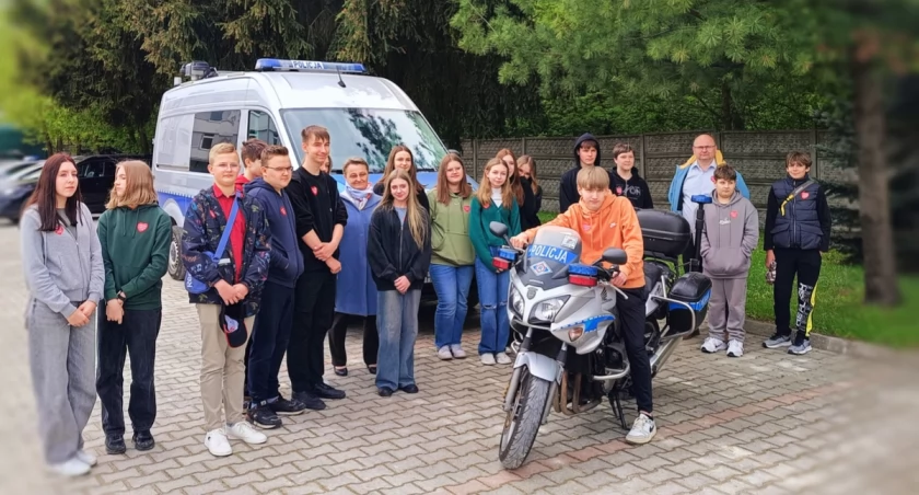 Radomszczańską komendę policji odwiedzili zwycięzcy licytacji WOŚP. Voucher wylicytował dyrektor szkoły podstawowej w Woli Wiązowej 