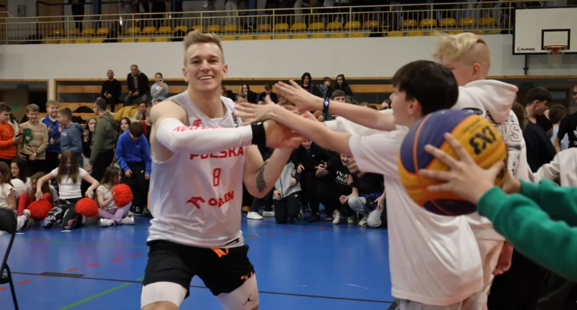 Piotr Grabo Grabowski w Radomsku. Chłopak wie, jak wykonać efektowny slam dunk
