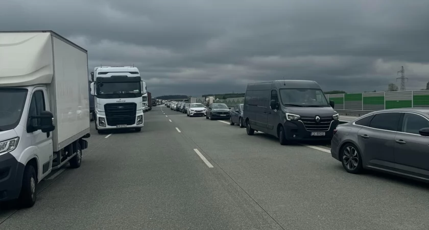 Autostrada A1 od Kamieńska do Piotrkowa zakorkowana. Doszło do wypadku. Trzeba jechać 