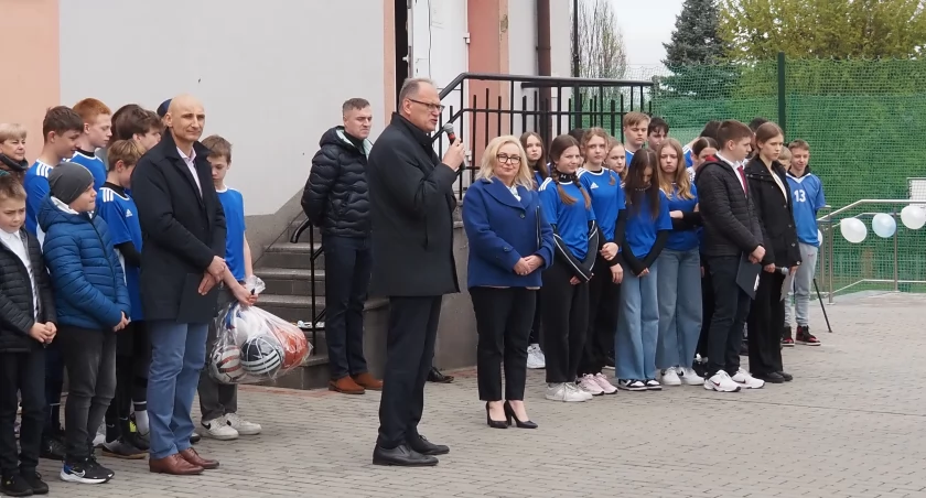 Nowe boiska przy PSP nr 9 oficjalnie otwarte. Były przemówienia gości i przecięcie wstęgi