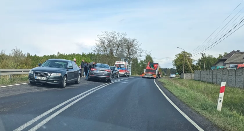 Uwaga! Zderzenie dwóch samochodów osobowych w Kodrębie na drodze krajowej nr 42