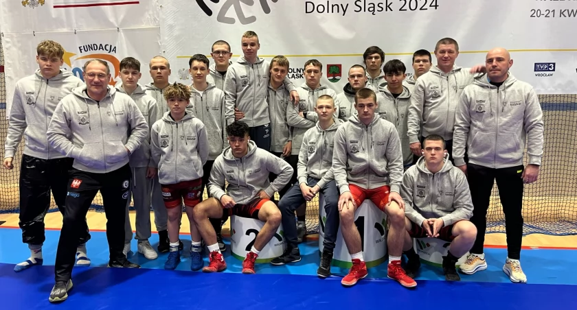 Czterech zawodnik UKS-u Zapaśnik na matach XXX Ogólnopolskiej Olimpiady Młodzieży w Wałbrzychu
