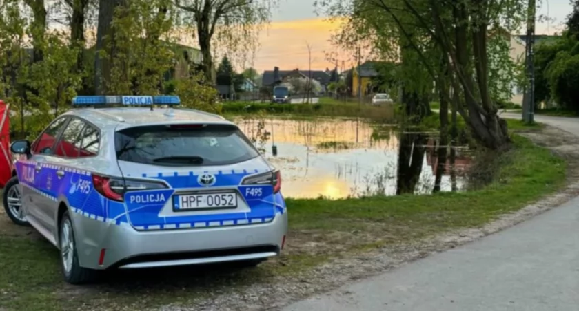 Kobieta znaleziona w stawie to mieszkanka Stobiecka Miejskiego. Miała 73-lata. Nikt jej nie szukał