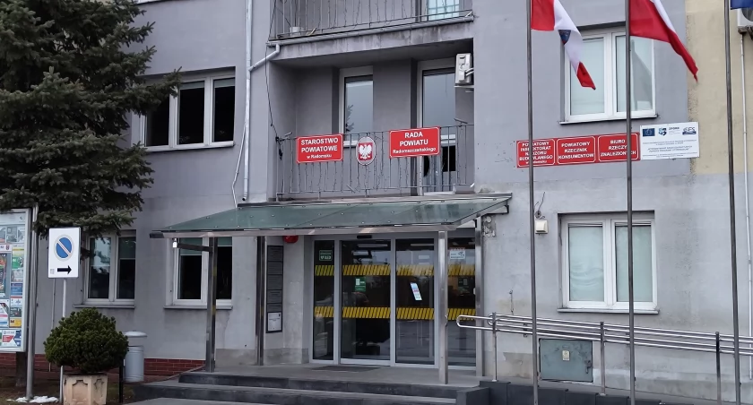 Powiat radomszczański będzie miał nowy herb. To będzie pół lew i pół orzeł w złotym i czerwonym polu