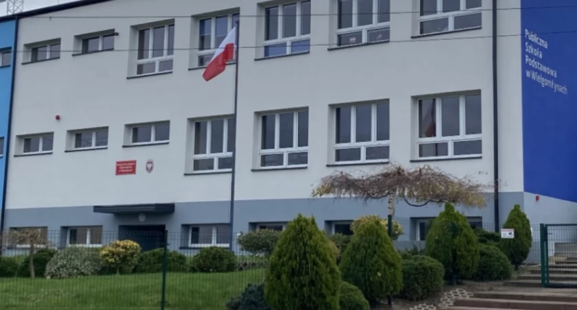 Afera obiadowa: urzędnicy dokarmiani ze szkolnej stołówki. Ze specjalną zniżką. Drugie danie tylko po 9 zł
