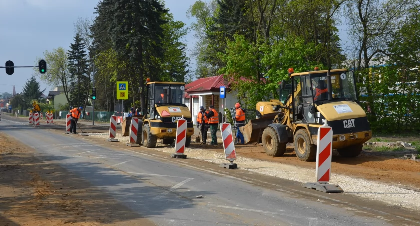 Łódzka GDDKiA ćwierka: W Kletni i Gomunicach budujemy chodnik, a na Narutowicza mamy już 40 procent