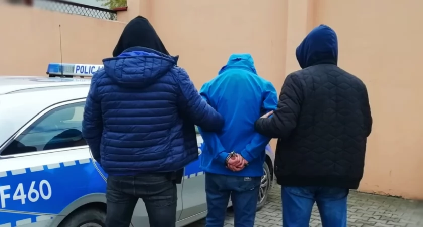 Sześć zatrzymanych osób, narkotyki i urządzenia do porcjowania narkotyków. Policjanci rozbili narkotykowy gang z Przedborza