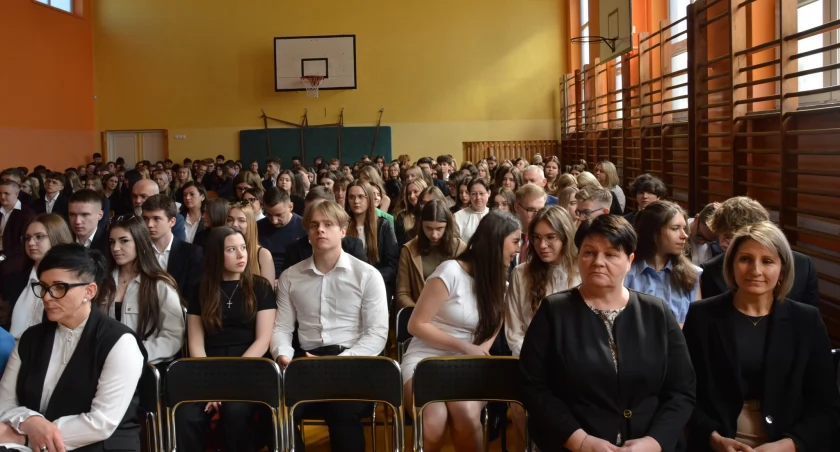 Absolwenci szkół średnich odebrali świadectwa ukończenia szkoły. Usłyszeli gratulacje i życzenia powodzenia na maturze