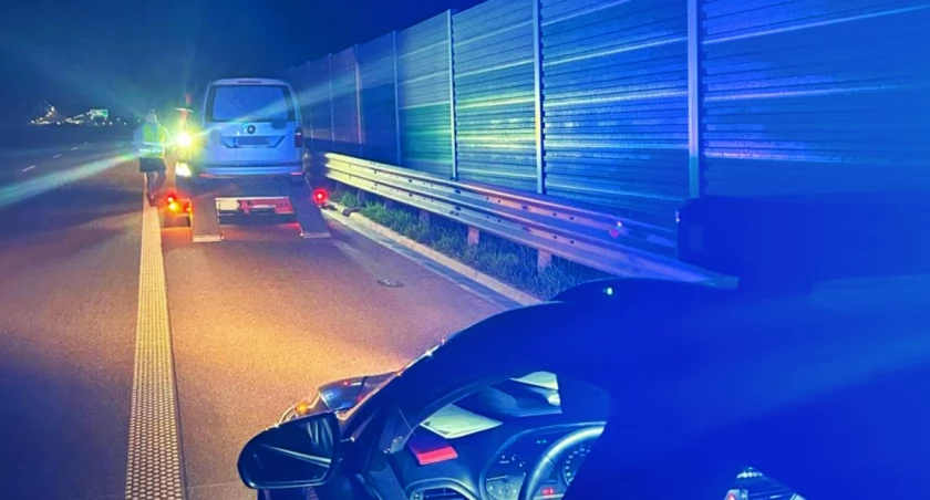 37-letni kierowca karawanu wydmuchał 3 promile alkoholu. W samochodzie wiózł trumnę z ciałem