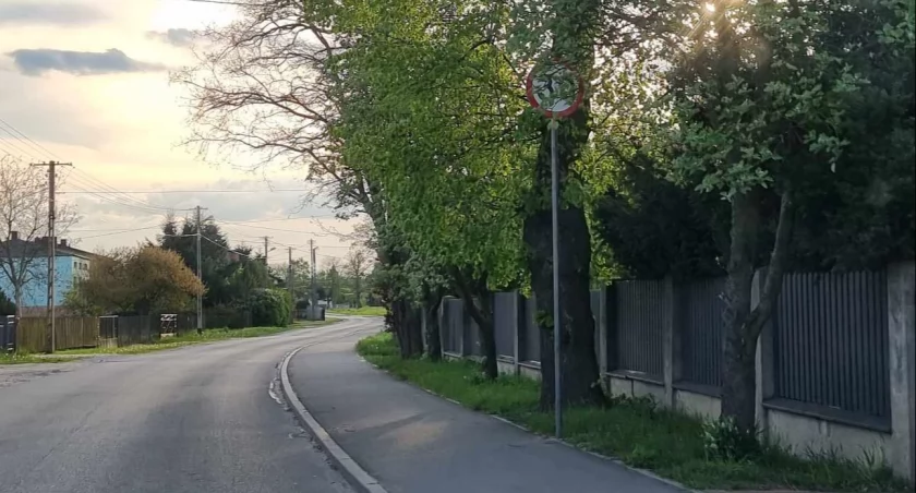 Czytelnik: Ale serio? 30km/h? Czy to jest strefa osiedlowa blokowiska lub jakiś wąskich uliczek. Naczelnik: Ograniczenie dotyczy progu