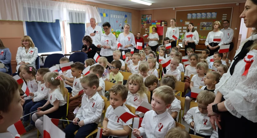 Dzień Flagi Rzeczypospolitej Polskiej w PP nr 4. Przedszkolaki mają swój maszt przed przedszkolem
