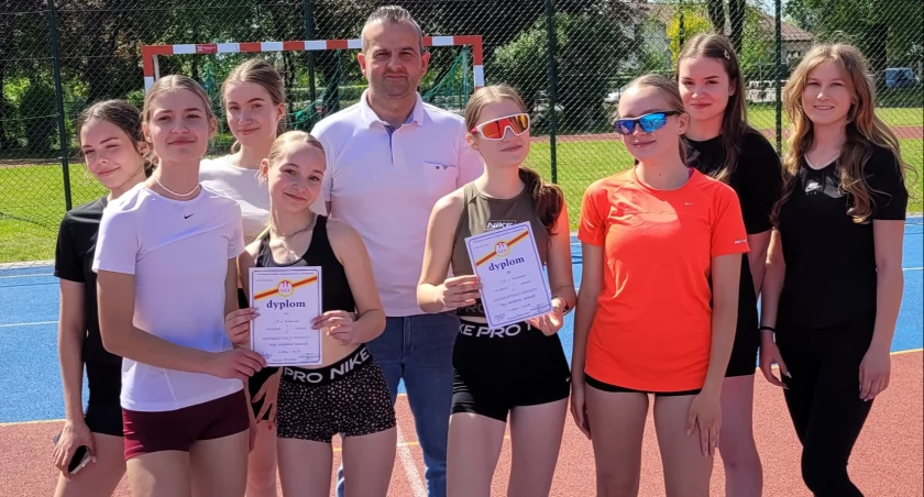 Złoto w sztafecie wywalczyły dziewczęta z I LO. Mistrzostwa powiatu odbyły się na stadionie Dwójki
