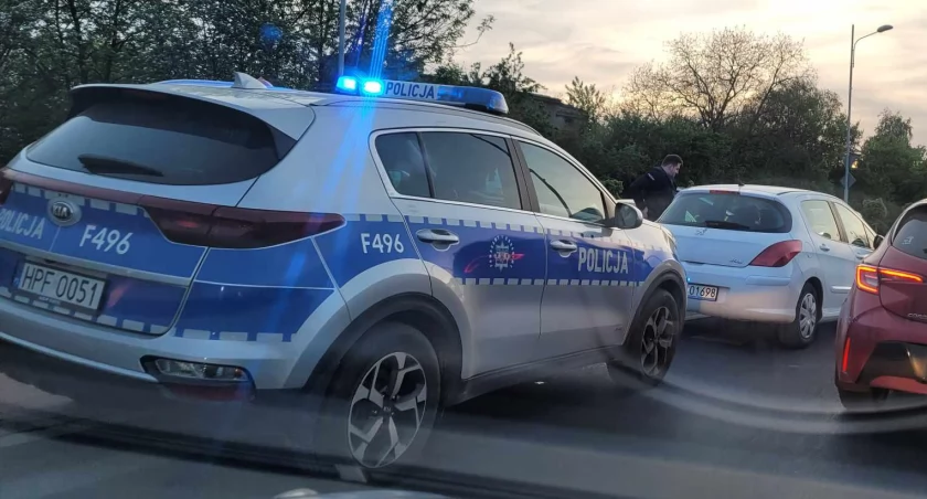 Pijana 56-latka za kierownicą peugeota. Nie chciała dmuchać w alkomat, policjanci zabrali ją “na krew”