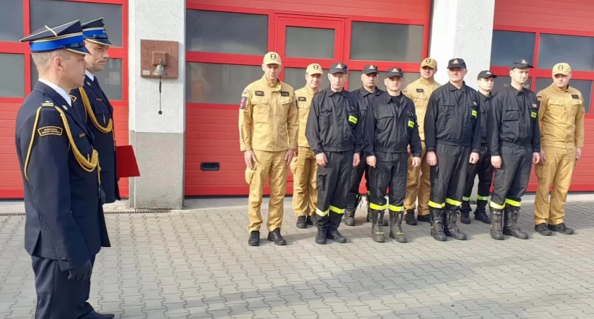Święto strażaków. Uroczysta zmiana służby w komendzie powiatowej Państwowej Straży Pożarnej