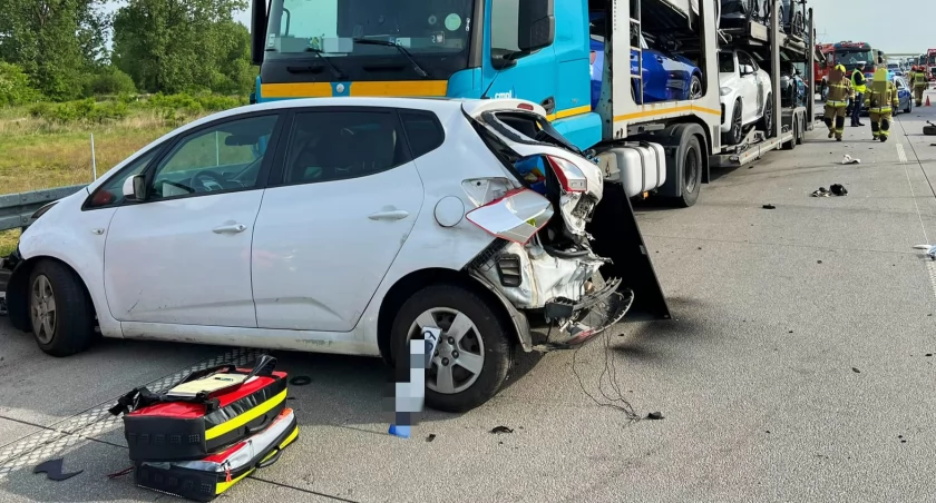 Uwaga! Zderzenie trzech samochodów na autostradzie A1. Dwa pasy w kierunku Katowic zablokowane 