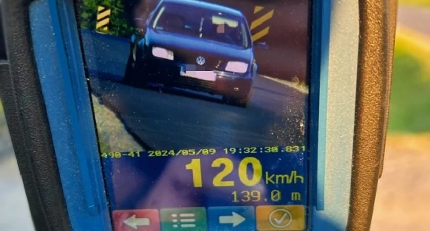 Jechał 120 kilometrów na godzinę ulicami miasta. Stracił prawo jazdy na trzy miesiące
