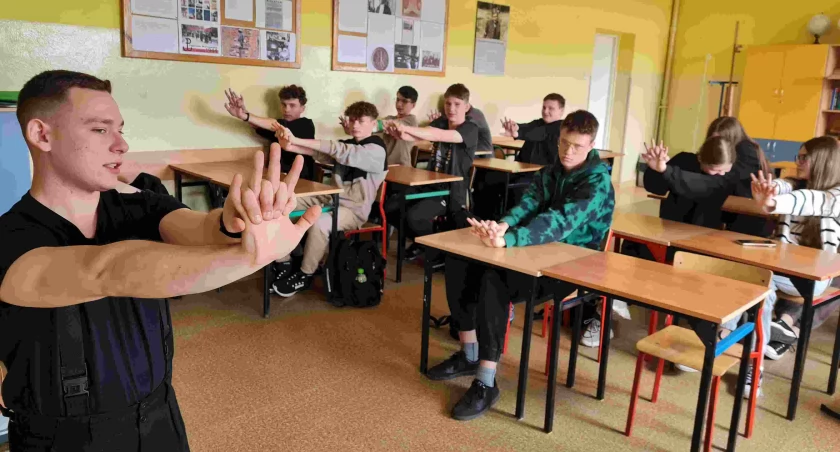 Warsztaty z pierwszej pomocy w gminie Dobryszyce: cenne umiejętności dla każdego ucznia