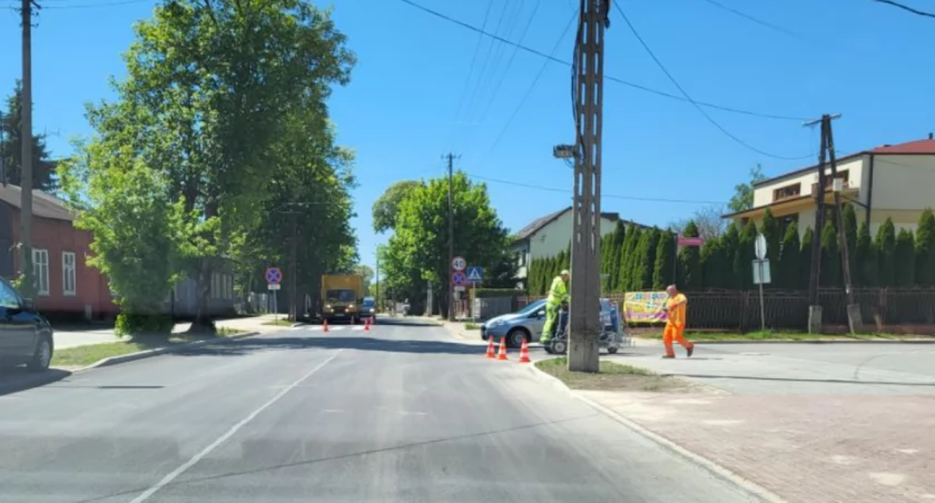 Czytelnik: Po kilku miesiącach przestoju wzięli się do roboty, w niedzielę. Boją się, że nie zdążą? Starostwo: Termin to 20 maja