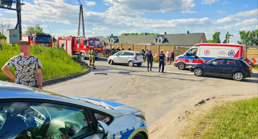 Zderzenie dwóch audi w miejscowości Chełmo.w gminie Masłowice. Jednym kierował 19-latek, drugim 18-latka