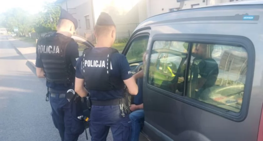 Wojciech Auguścik zatrzymał pijanego kierowcę renault kangoo, który jechał slalomem. Policjant był już po służbie