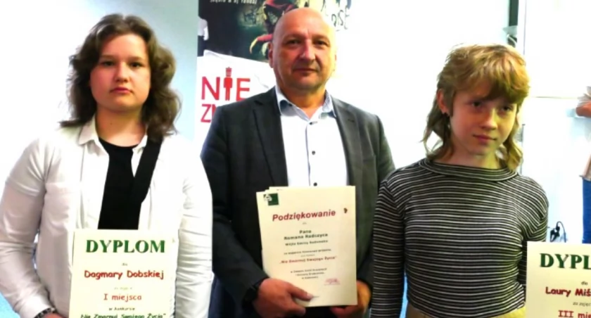 Wyniki konkursu plastycznego „Nie zmarnuj swojego życia”. Podium opanowali uczniowie gminy Radomsko