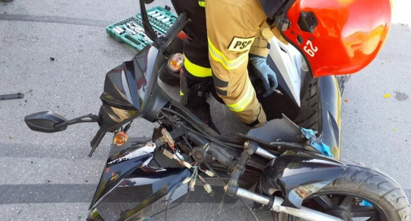Zderzenie motocykla z samochodem osobowym. 78-letni mężczyzna został odwieziony do szpitala 