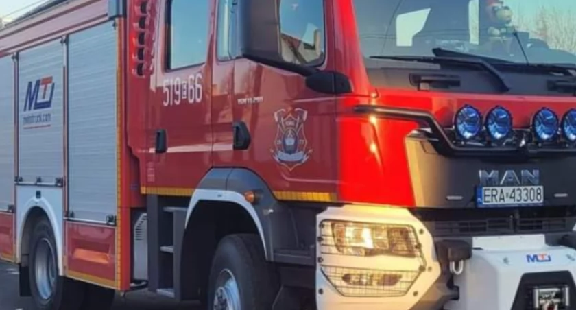 Pożar w Pławnie. Strażacy ewakuowali troje dzieci i 38-letnią kobietę z balkonu 