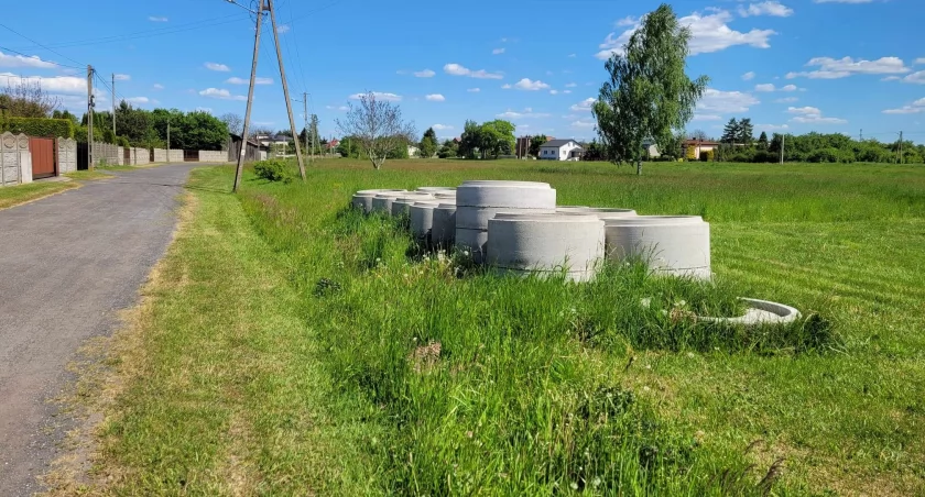 Śmierdząca sprawa. Mieszkańcy Wymysłówka skarżą się na opieszałość miasta. Betonowe kręgi leżą od dwóch lat, a kanalizacji nie widać