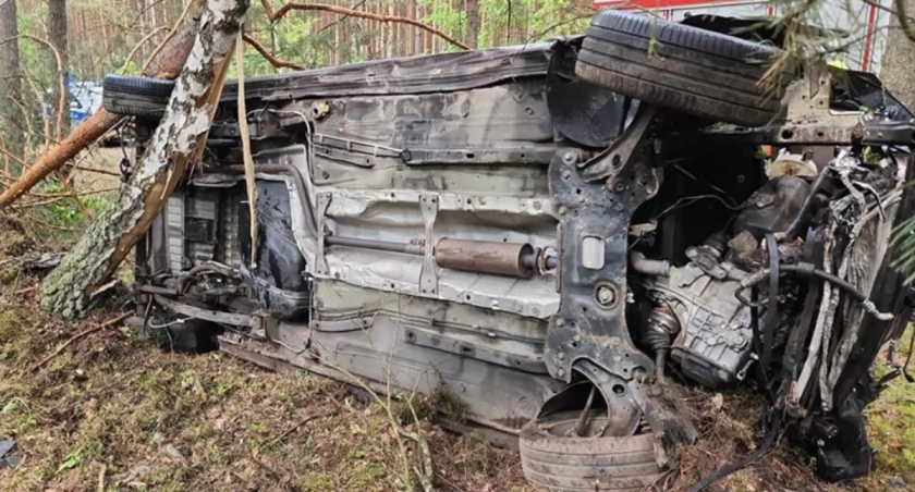 Volkswagen wpadł w poślizg, zjechał z drogi i dachował. Za kierownicą siedział 30-letni mężczyzna