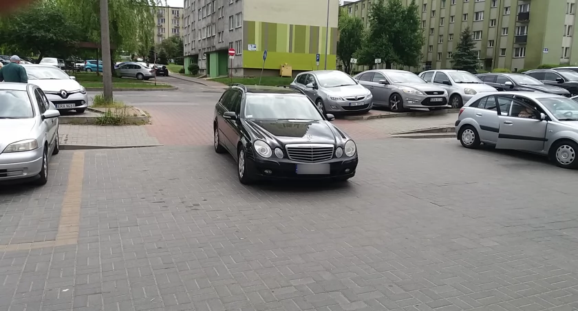 Czytelnik: Nie wiem jak się nazywa, ale wiem, że jest mistrzynią parkowania. Bo kto, jeśli nie mistrz, potrafi zastawić wjazd na kilka godzin?