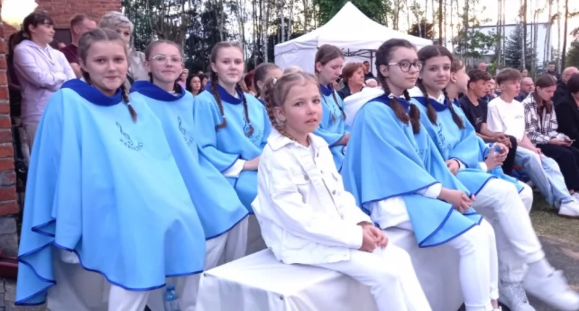 W Szczepocicach odbył się koncert Pieśni Maryjnych. Uczestnicy zostali nagrodzeni gromkimi brawami