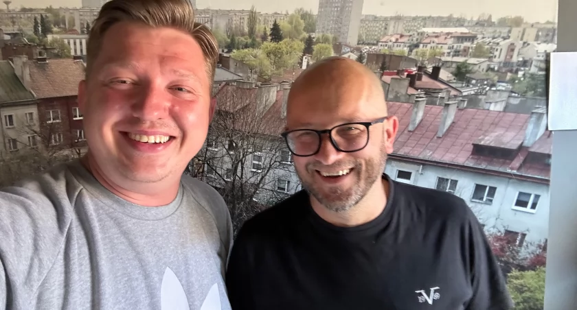 Zastanawialiście się, dlaczego to wy macie sprzątać klatkę schodową w bloku a nie spółdzielnia? [podcast Dwaj Panowie AA]