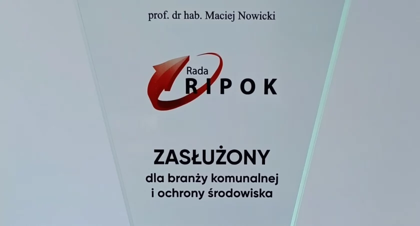 - Radomszczańskie PGK nagrodzone przez Radę RIPOK - informuje miejska spółka. Jest też statuetka