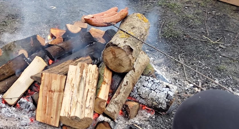 Rodzice zabrali dzieci na ognisko. Wzięli też kiełbaski. Wszystko byłoby dobrze, gdyby rozpalili je tam, gdzie można