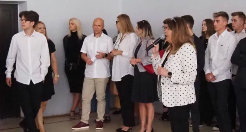 Trzy razy mniej chętnych w szkołach ponadpodstawowych. „To nie dołek, to Rów Mariański