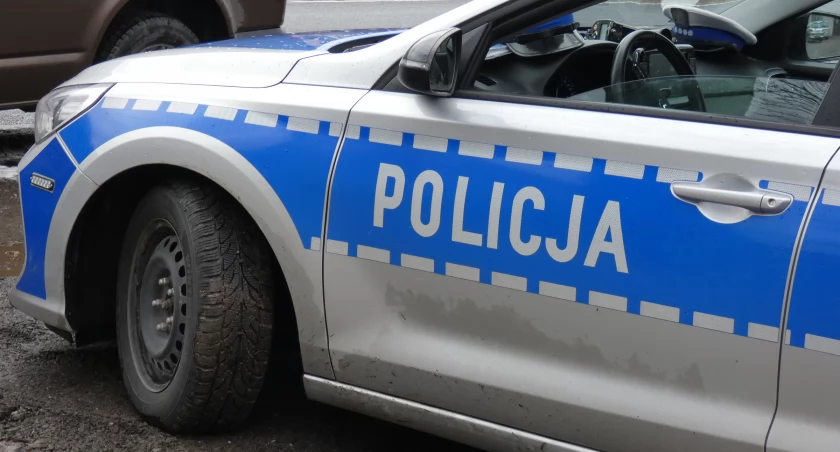 Zderzenie opla i forda na obwodnicy Radomska. 22-latka i 28-latek zostali odwiezieni do szpitala