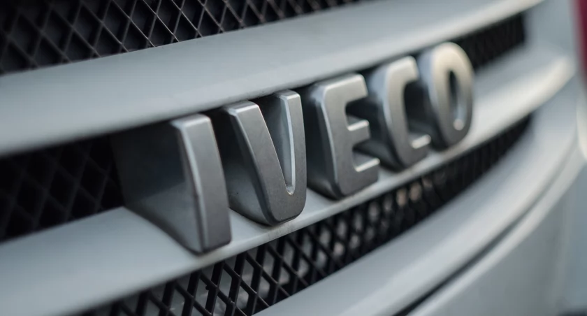 Autostrada A1. W iveco wystrzeliła opona. Samochód z przyczepą obrócił się wokół własnej osi