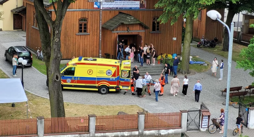 Wypadek na przykościelnym placu: konar spadł na nastolatkę podczas wichury