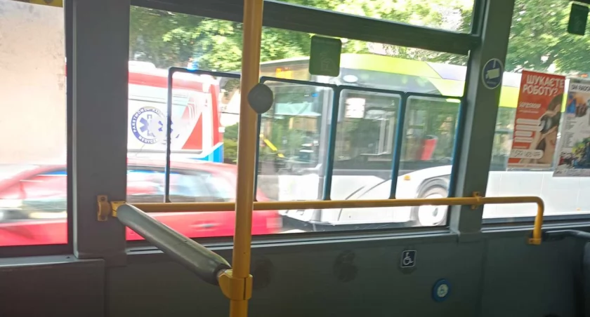 Pijany mężczyzna oparł się o drzwi autobusu, autobus ruszył i doszło do wypadku