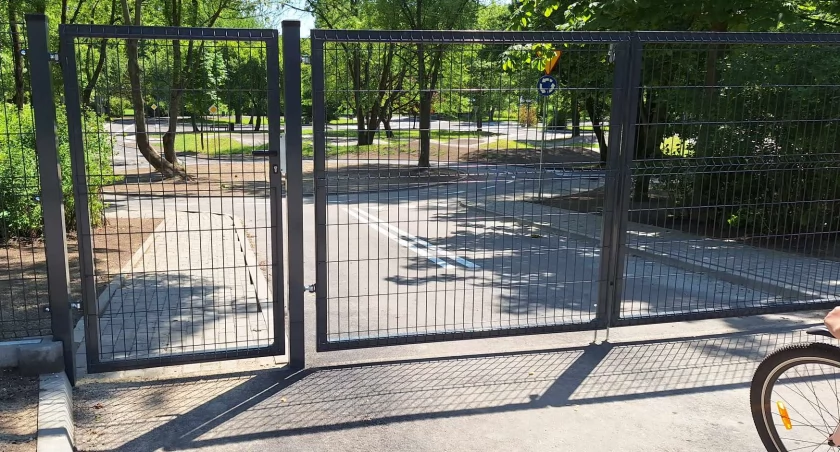 Pani Agnieszka: Wszystko jest już gotowe, ale wszystkie bramy zamknięte. To komu w końcu ma służyć to miasteczko rowerowe?