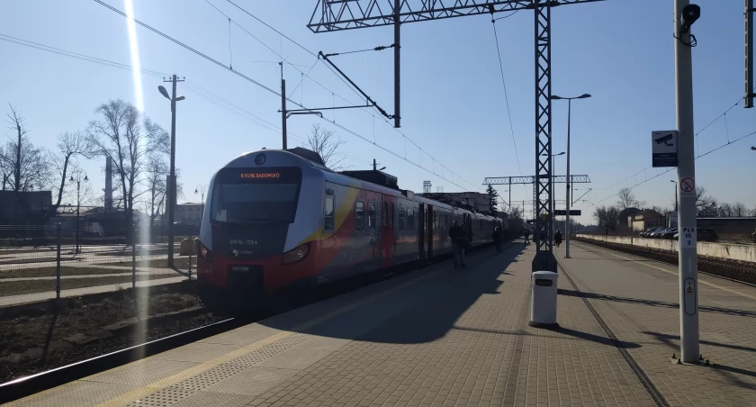 Polowanie na bilet, w pociągach tłok: „Po prostu polubiliśmy podróżowanie koleją
