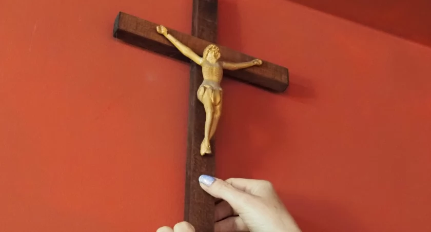 „Kto walczy z Bogiem jest już przegrany”. Pytamy radomszczan o nakaz zdejmowania krzyży w urzędach