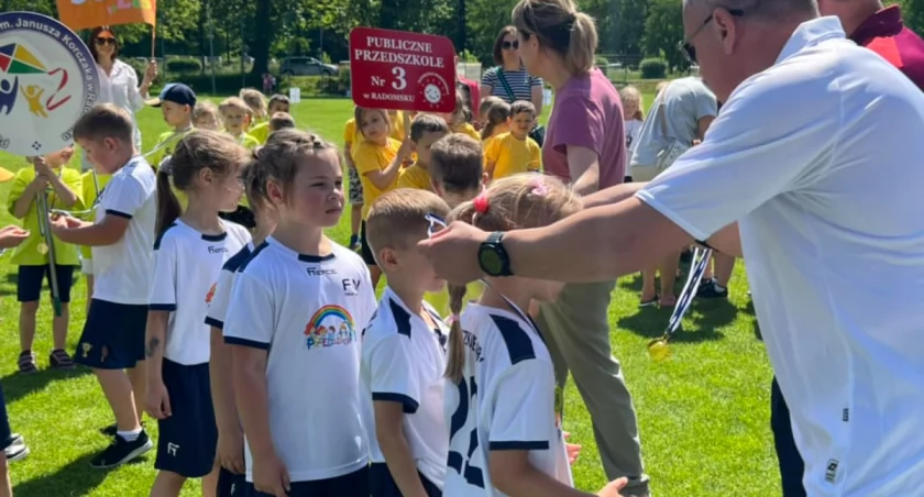 Spartakiada Przedszkolaka na boisku przy ulicy Kościuszki, czyli zabawa na sportowo z MOSiR-em
