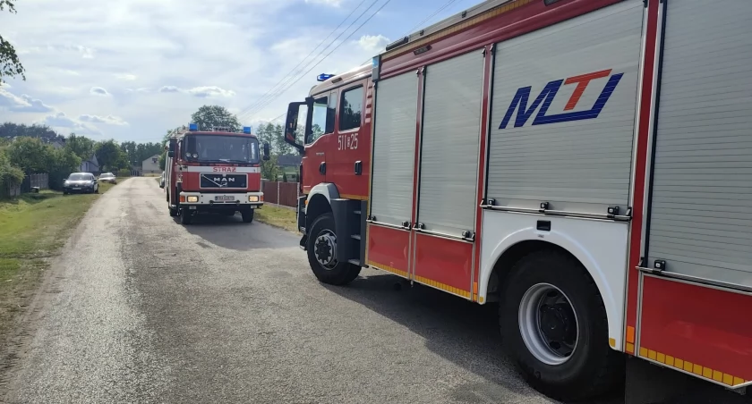 Pągów w gminie Żytno. Wypadek podczas rozbudowy domu. Zawalił się strop, trzy osoby poszkodowane. Wezwano śmigłowiec LPR