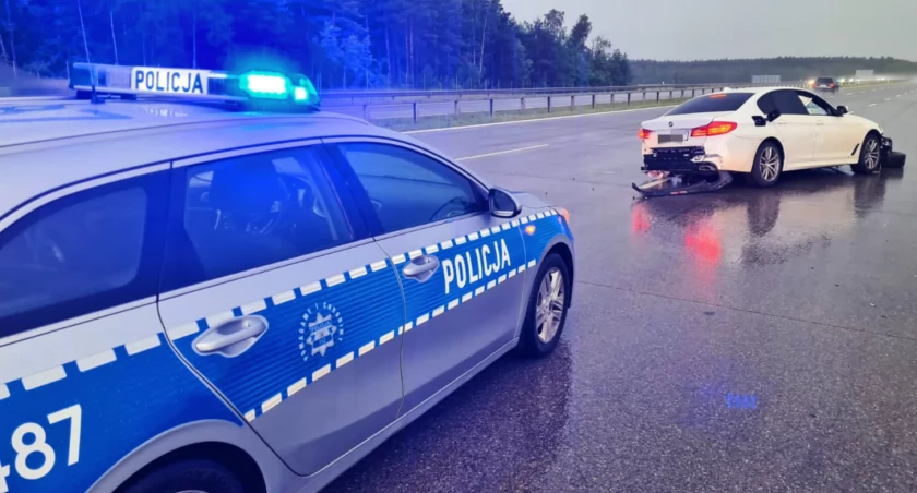 Autostrada A1. 21-letni kierowca BMW wpadł w poślizg. Samochód uderzył w bariery energochłonne