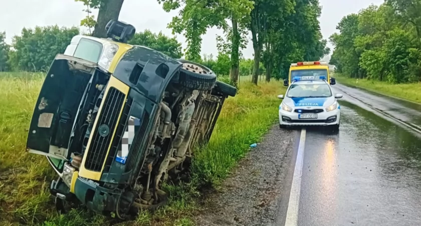 Dostawczy fiat wpadł do rowu. Za kierownicą mieszkanka województwa świętokrzyskiego