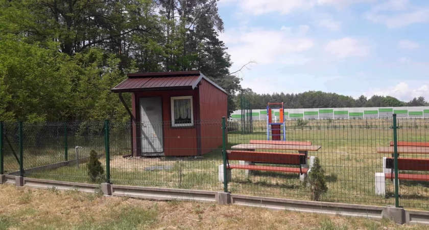Kolonia Dobryszyce - Ruda. Plac niezgody, czyli budka robotnicza zamiast pomieszczenia spotkań i jedna sprężyna dla wszystkich dzieci